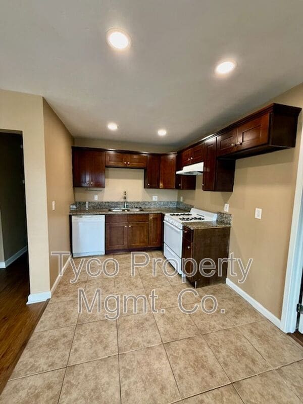 Building Photo - 1305 Crann Ave
