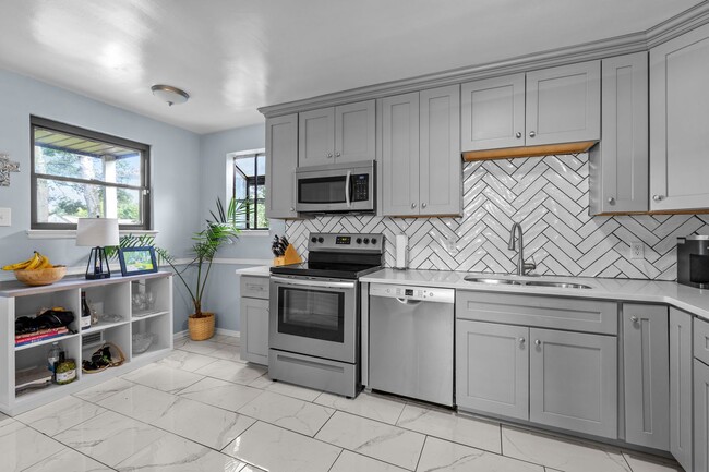 Building Photo - Welcome to your dream home in Norfolk!