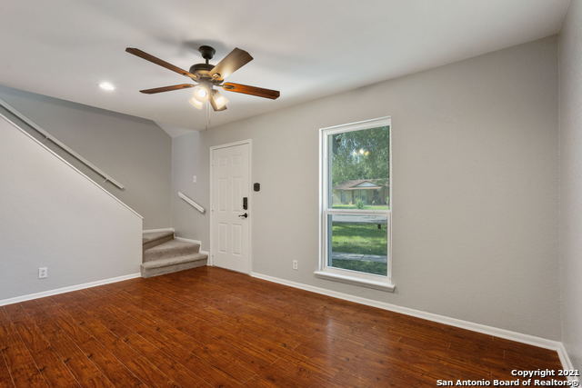 Foto del edificio - 128 Meadow Dr