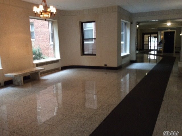 Foto del edificio - 110-34 73rd Rd