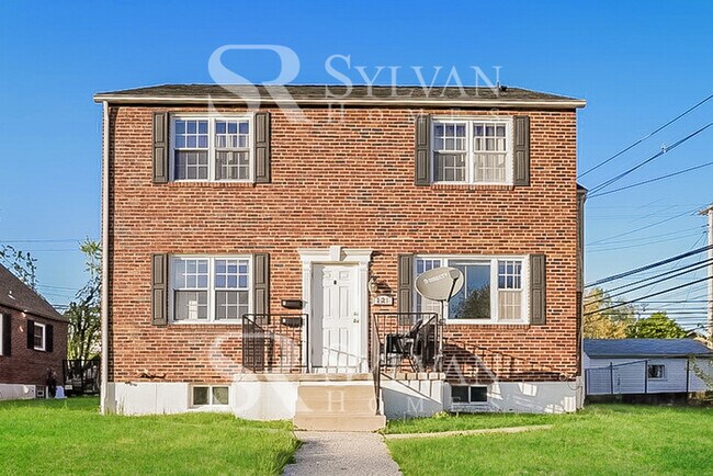 Building Photo - The living is easy in this 2 bedroom, 2 ba...