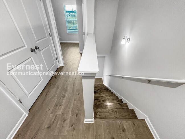 Foto del edificio - Limited Time Special Offer / 2 Bed/ 2.5 Bath Townhome with Off-Street Parking / Pet-Friendly / Co...