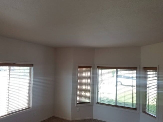 Building Photo - 4 bed 3 bath home in Mae Valley