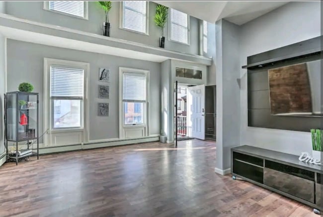 Building Photo - 91 Lander St