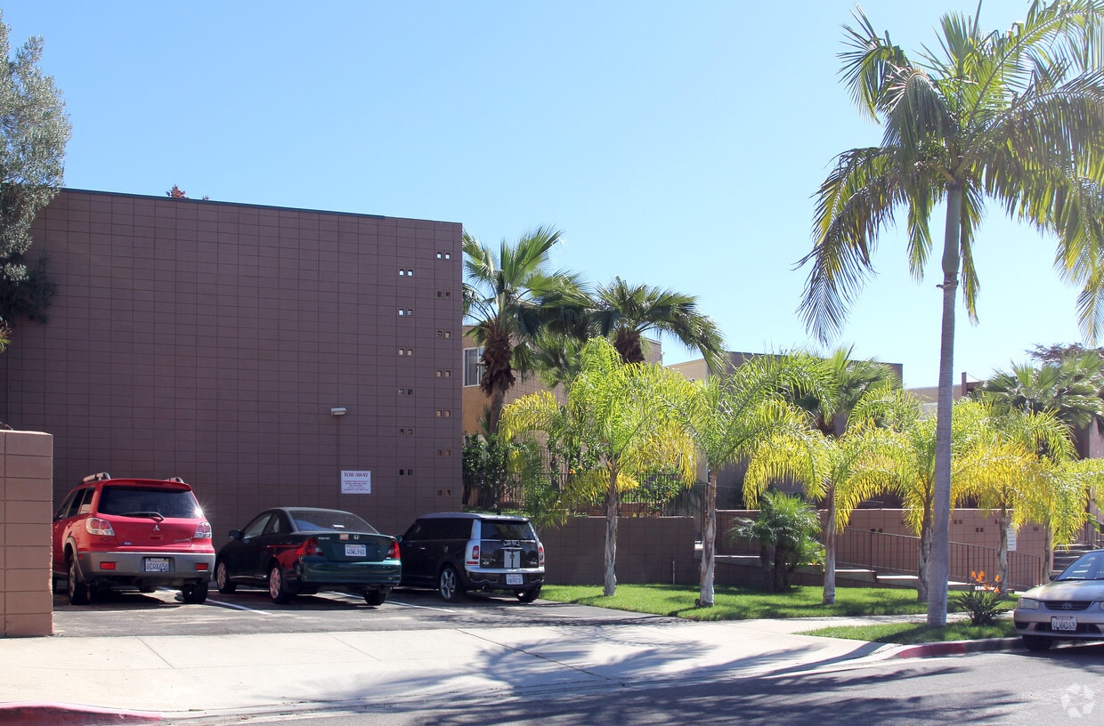 Building Photo - Mission Crest