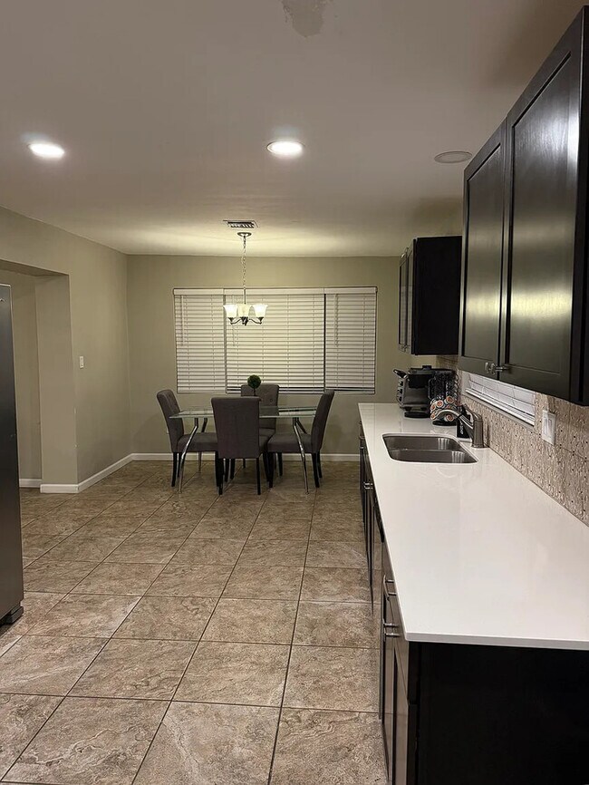 Foto del edificio - HOUSE FOR RENT