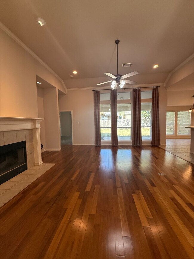 Foto del edificio - Home for the Holidays 4/2/2 with Fireplace - Wonderful YARD - Community Pool