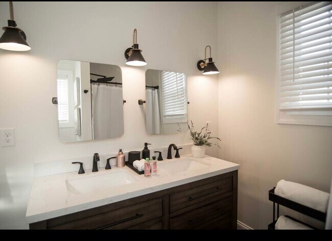 Building Photo - 214 E Fairview Ave