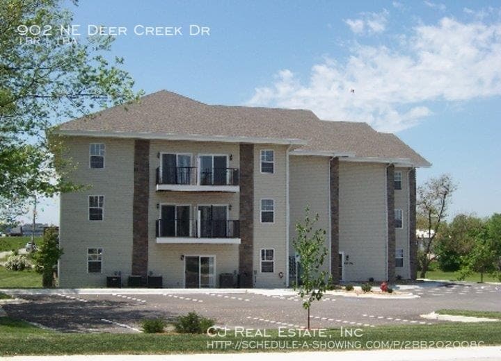 Primary Photo - 902 NE Deer Creek Dr