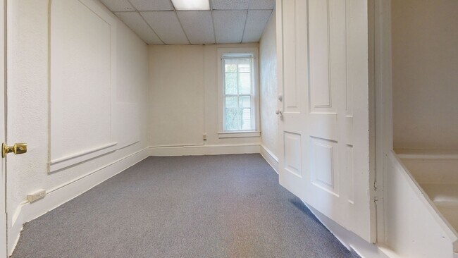 Building Photo - 701 6th St SE