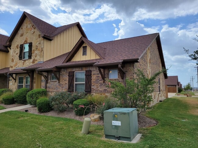 Building Photo - College Station - 3 bedroom/3 bathroom in ...