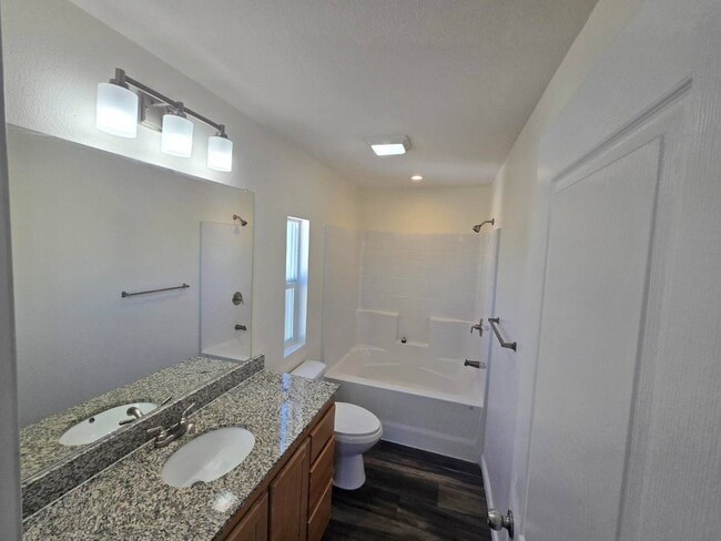 Foto del edificio - 590 E Kinney St