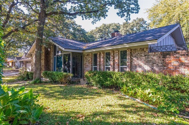 Building Photo - 820 Wheelwood Dr