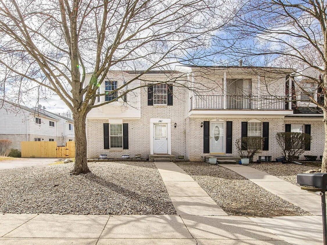 Primary Photo - 143 Stratford Ln