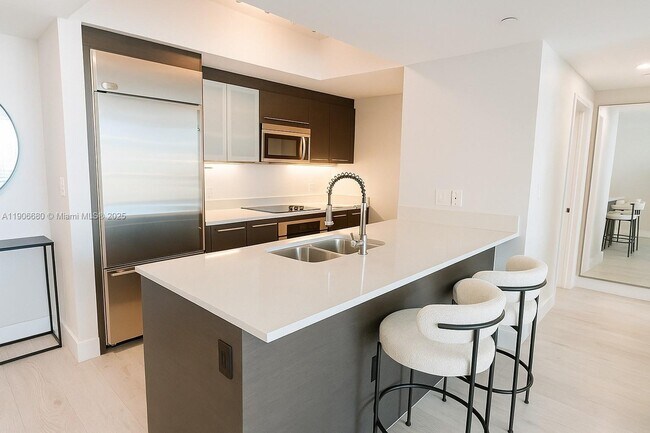 Building Photo - 500 Brickell Ave