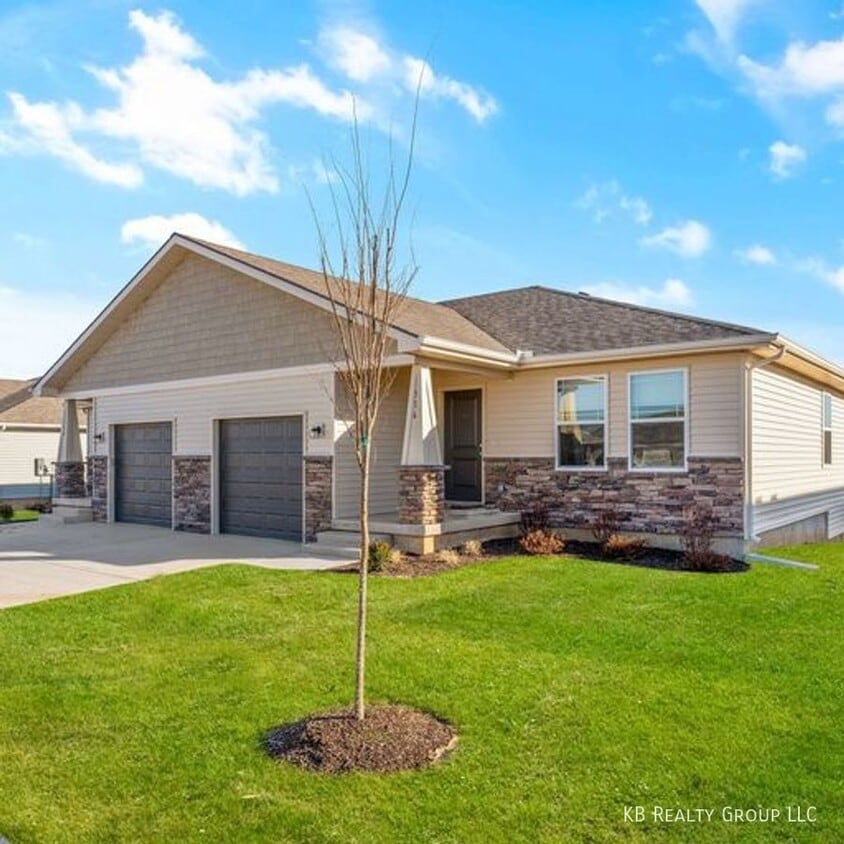 Primary Photo - Newer 4 Bed Ranch Style Duplex with Finish...