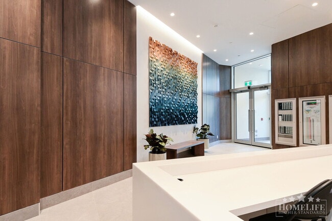 Photo du bâtiment - 1 Bed, 1 Bath Condo for Rent in Surrey Cen...