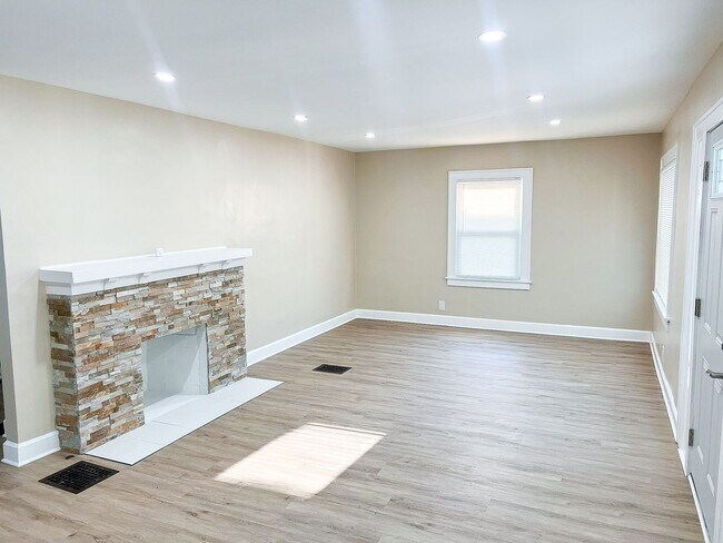 Building Photo - 623 W 40th St