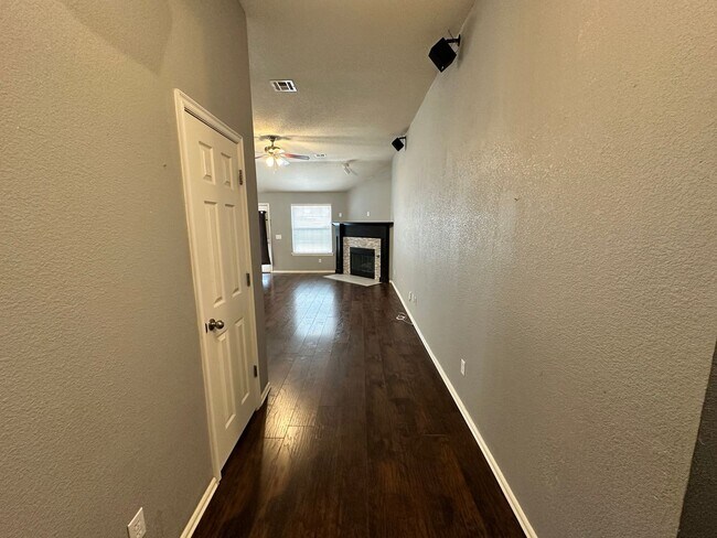 Foto del edificio - Charming 3bed/2bath House Available in OKC/Del City!!