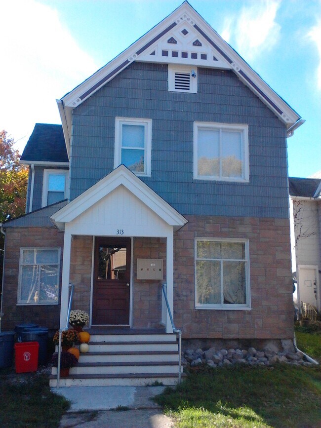 Foto del edificio - 313 Washtenaw Rd