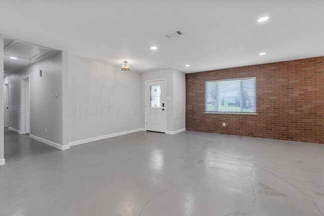 Building Photo - Charming Newly Renovated Home in in Grand ...