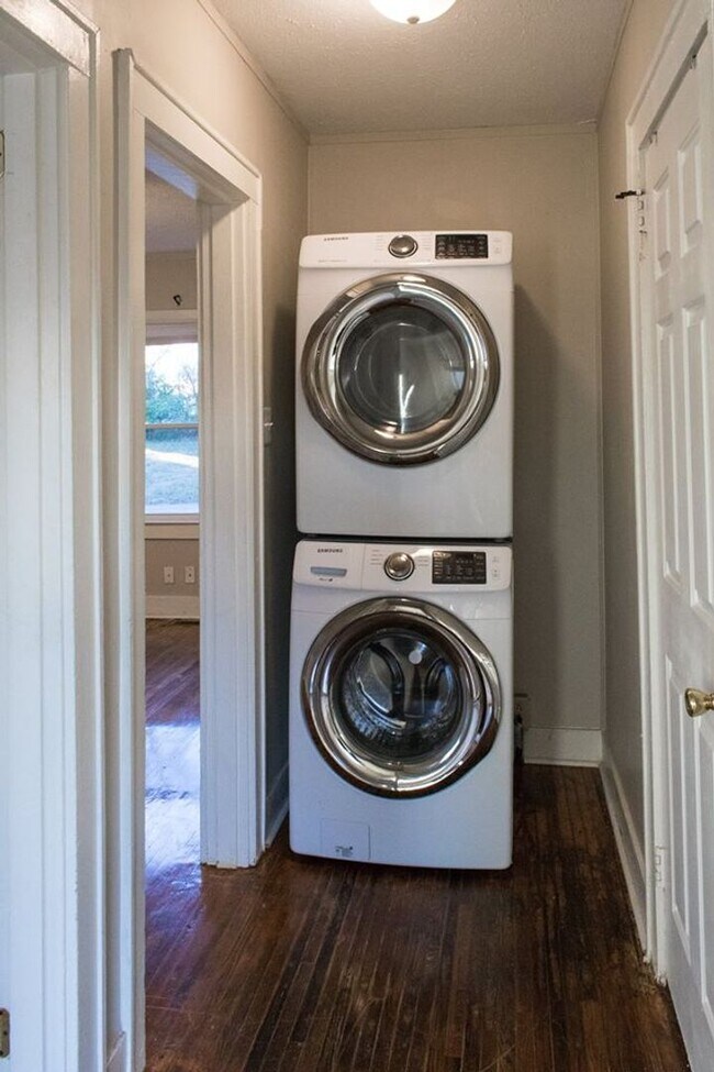 Building Photo - AVAILABLE NOW. $1300 PER MONTH. NEW STAINLESS STEEL APPLIANCES and UPDATES!!