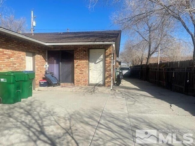 Foto del edificio - Clean 2 bedroom Duplex Near UNR