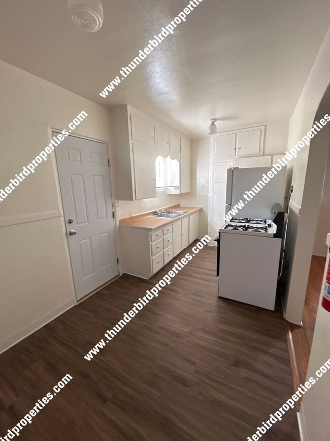 Building Photo - 1 bedroom, 1 bath near highway, parks, and...