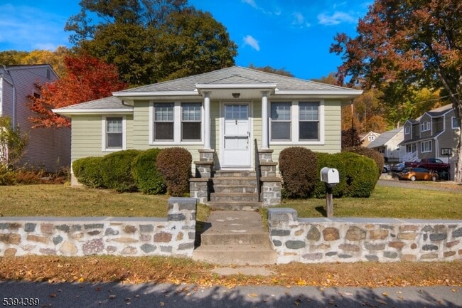 Building Photo - 111 W Shore Rd