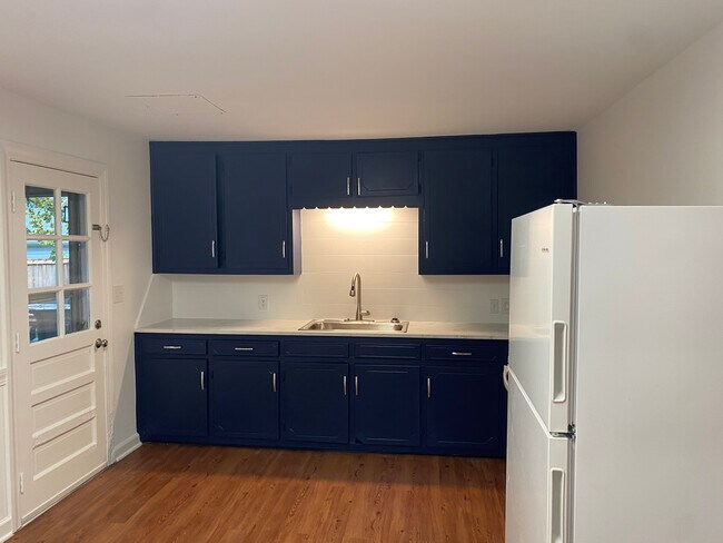 Building Photo - 639 Maple St