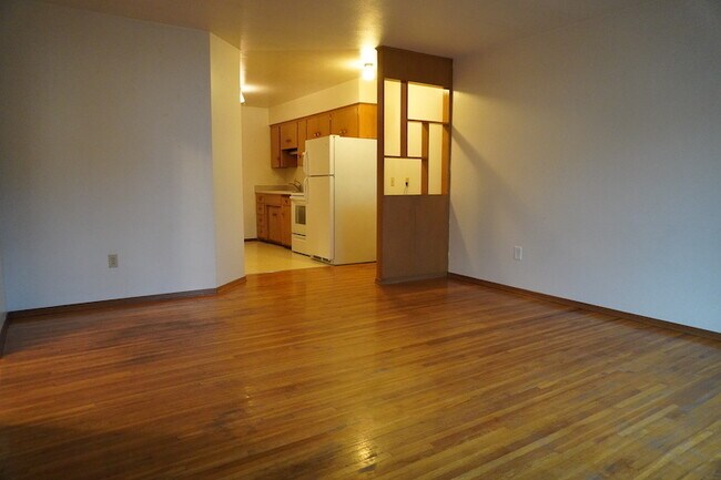 Building Photo - 803-811 W Alice Ave