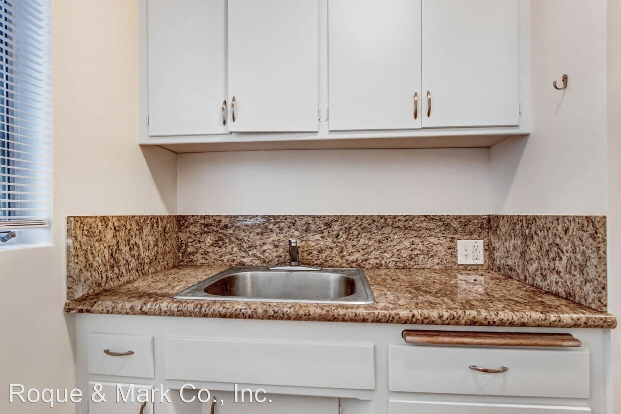 Primary Photo - Studio, 1 bath Apartment - 10908 Santa Mon...