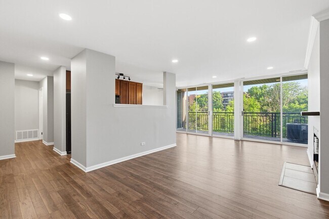 Building Photo - 6000 Oakwood Dr