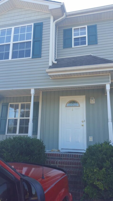 3 bedroom, 2 1/2 bath Townhome located minutes from downtown Cleveland. - 2201 Bower Ln SE