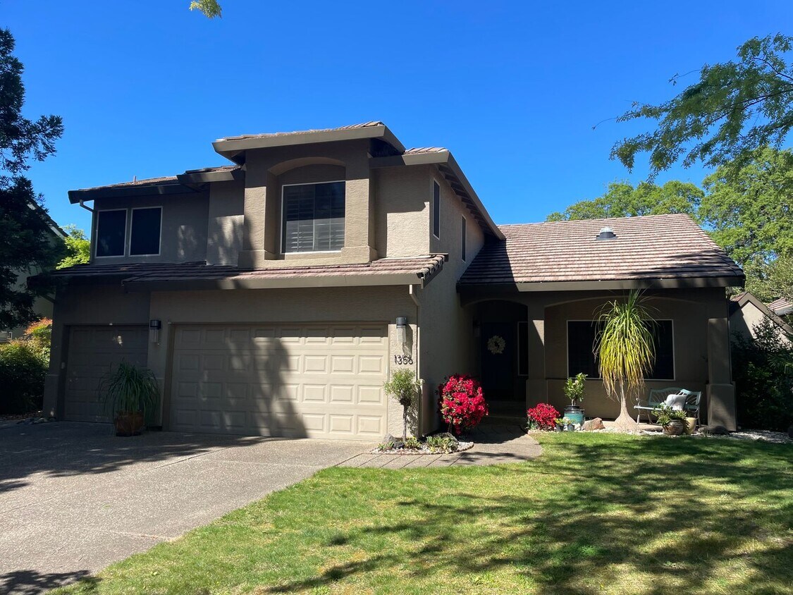 Foto principal - "Coveted Comfort: Spacious 4-Bed, 3-Bath H...