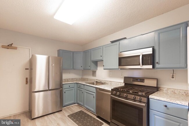 Building Photo - 3705 S George Mason Dr
