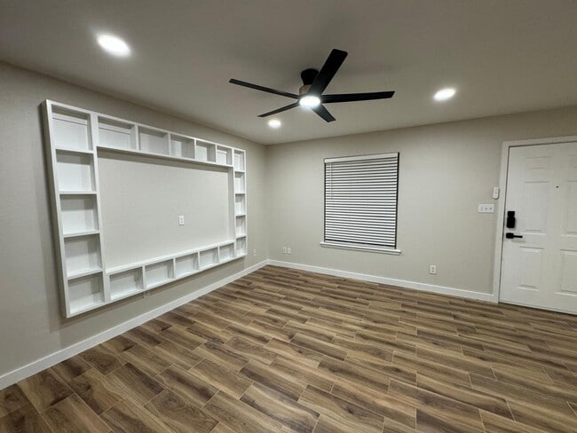 Building Photo - 721 Sonesta Dr