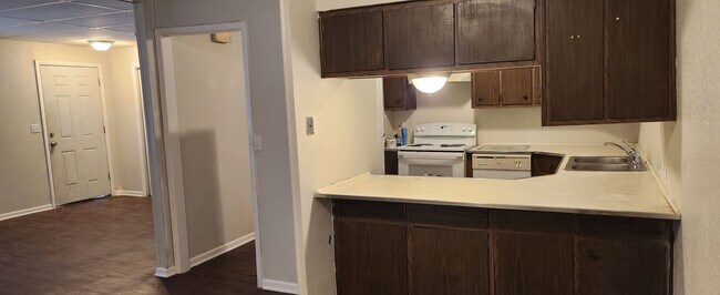 Building Photo - 3 Bed 2 Bath Duplex Now Available!