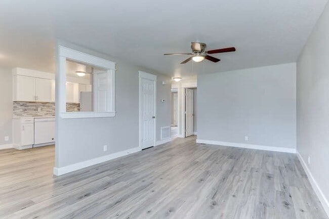 Building Photo - Ensign Ave Duplex