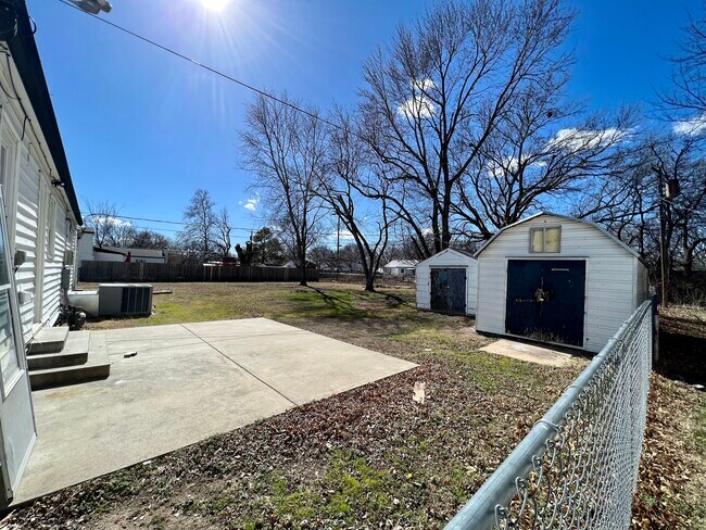Building Photo - 521 N Woodrow Ave