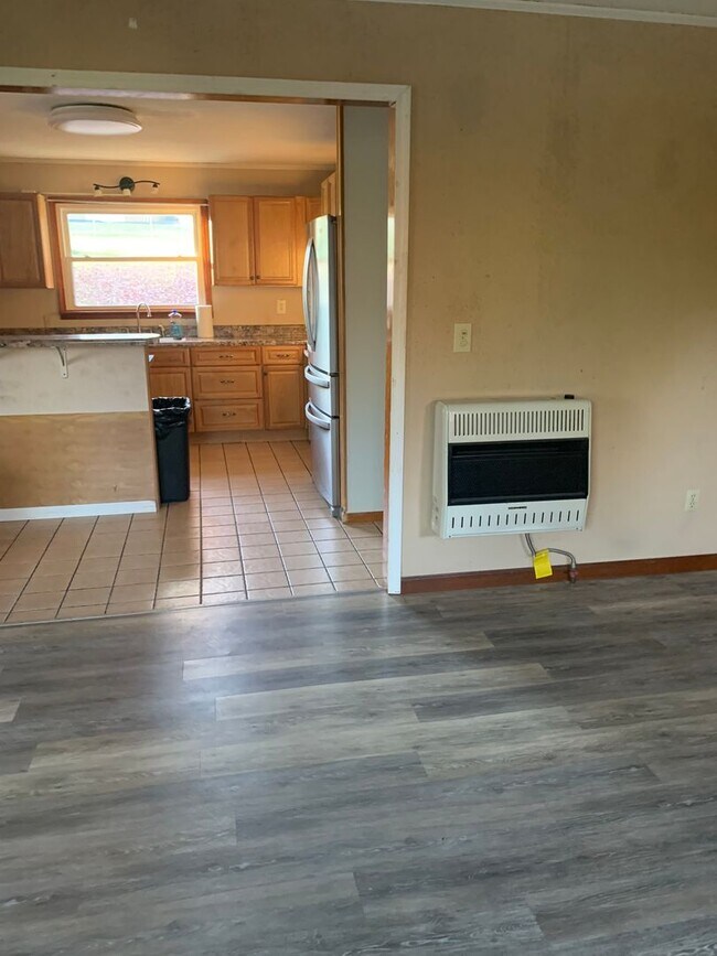 Building Photo - 3 Bedroom / 1.5 Bath One level Home  Gray TN 37615