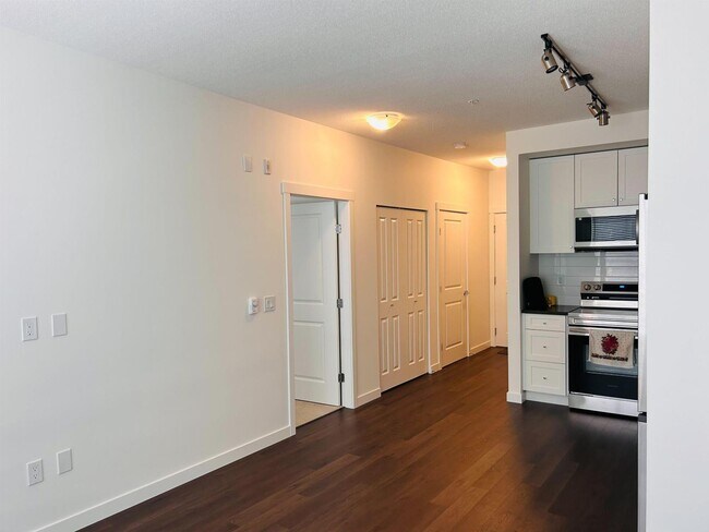 Photo du bâtiment - 15738-15785 85 Ave