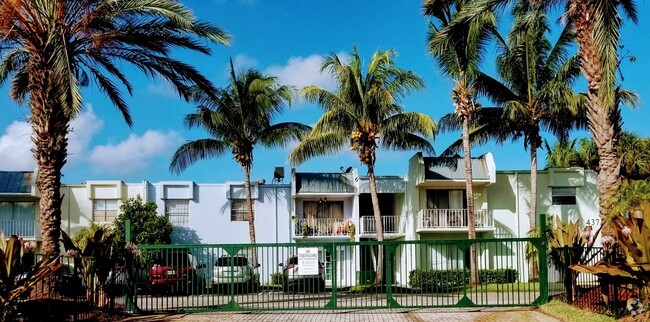 Building Photo - Clear Lake Palms