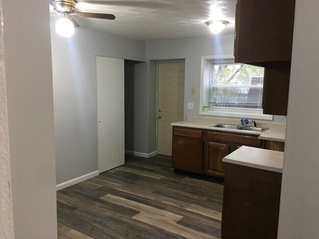 Foto del edificio - 729 W 61st St