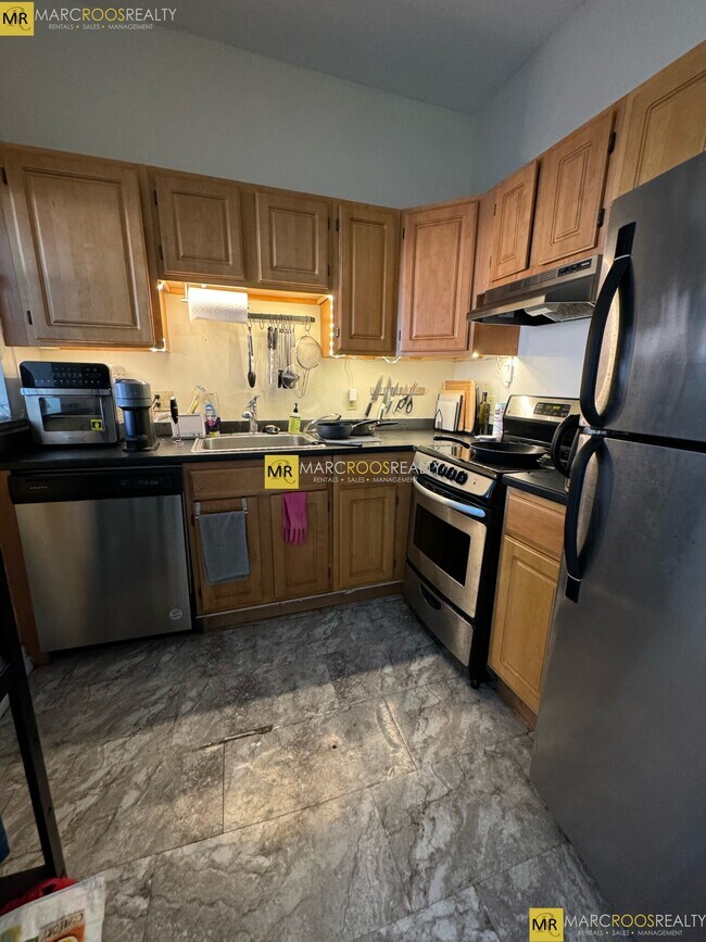 Building Photo - 587 Beacon St