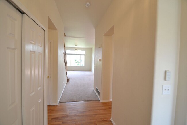 Building Photo - 4 Bed 3 Bath with AC!