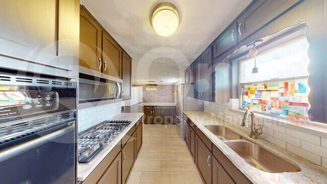 Foto del edificio - 3535 Creek View Dr