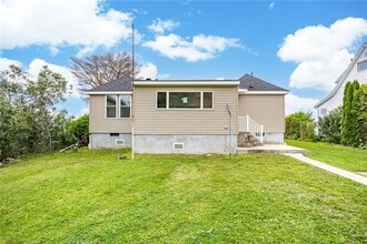 Building Photo - 200 Lakeshore Dr