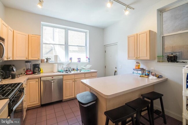 Building Photo - 1938 Pine St