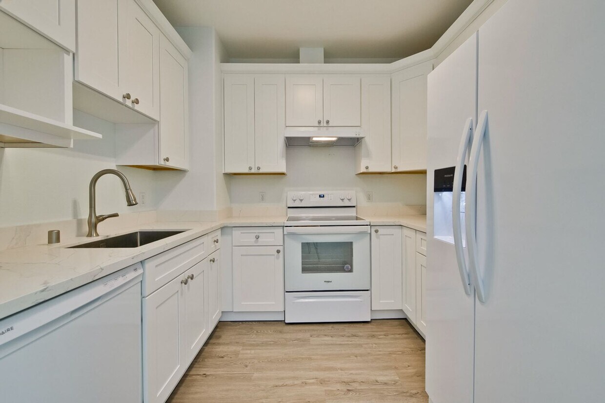 Primary Photo - Excellent 2 Bed 2 Bath Condo - Completely ...